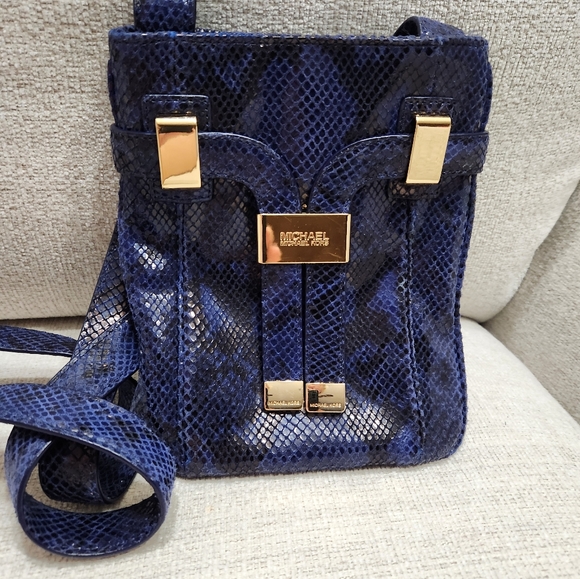 LIKE NEW Michael Kors Blue Leather Crossbody  Bag c - Picture 1 of 9